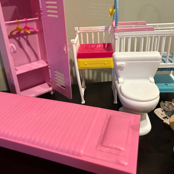 Colorful Barbie Dollhouse Furniture Set + bedroom closet hangars washing machine - Picture 9 of 10